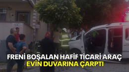 Freni boşalan hafif ticari araç evin duvarına çarptı